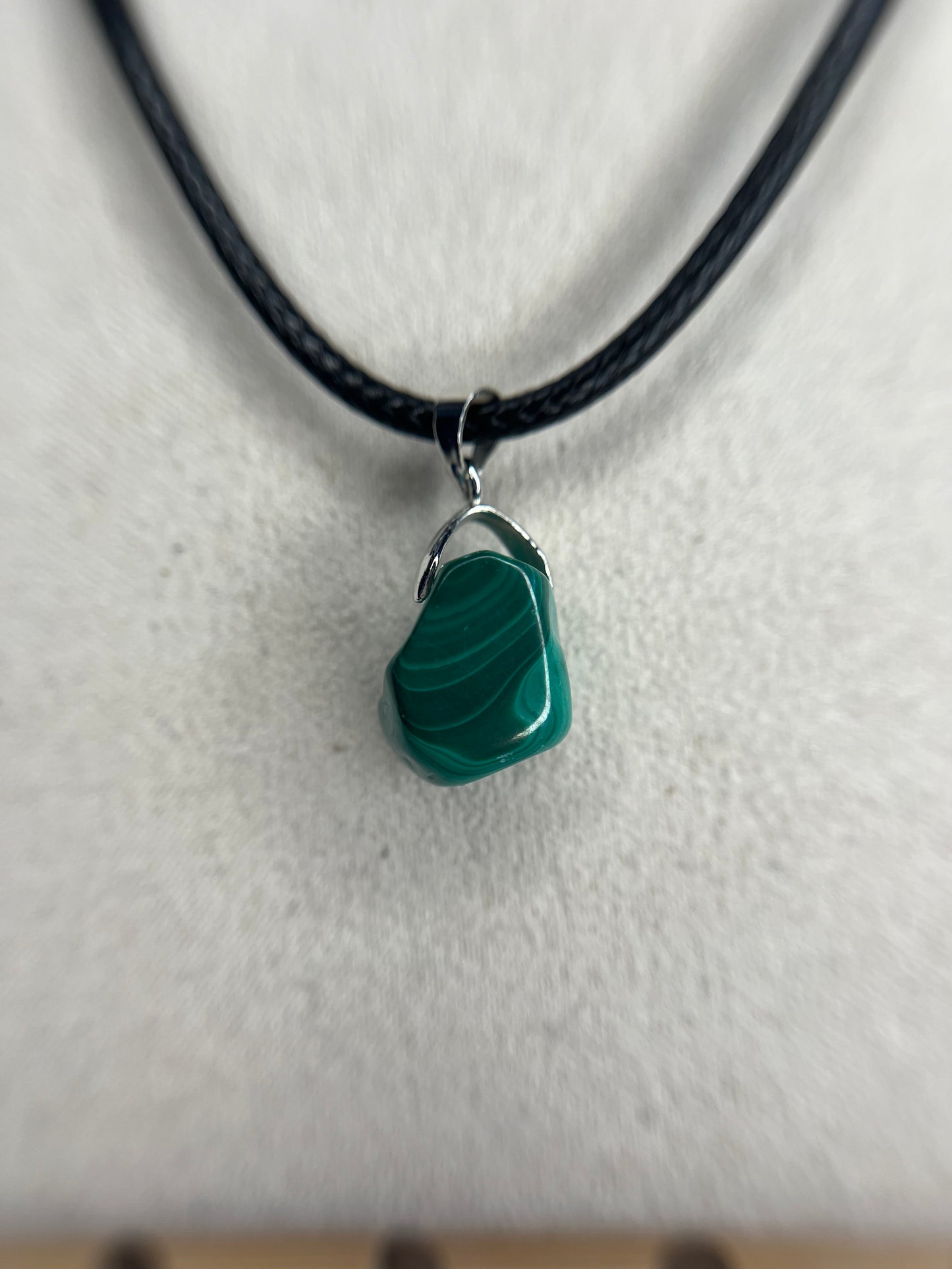 Pendentifs et bague en malachite chrysocolle