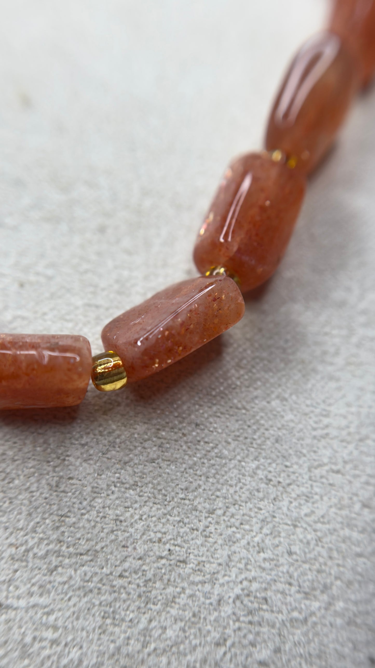 Bracelet pierre de soleil, forme libre