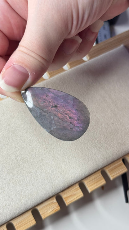 Pendentif en labradorite violette