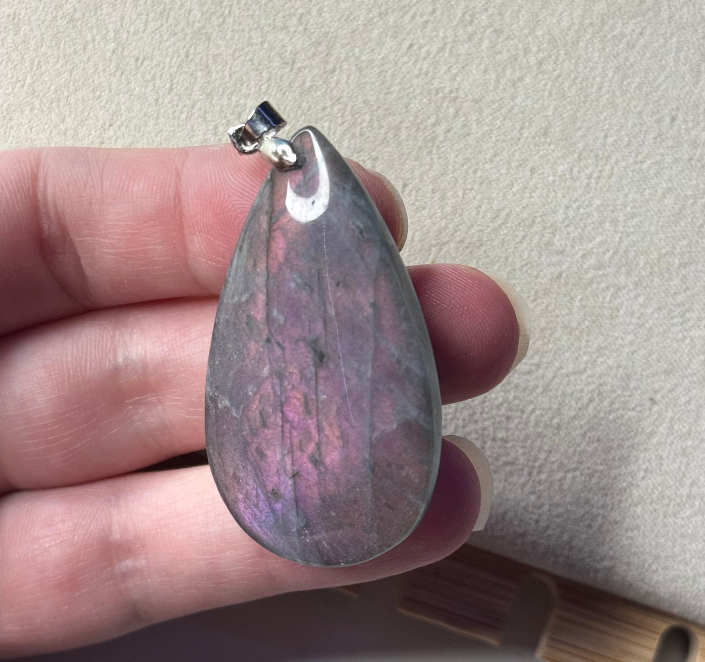 Pendentif en labradorite violette