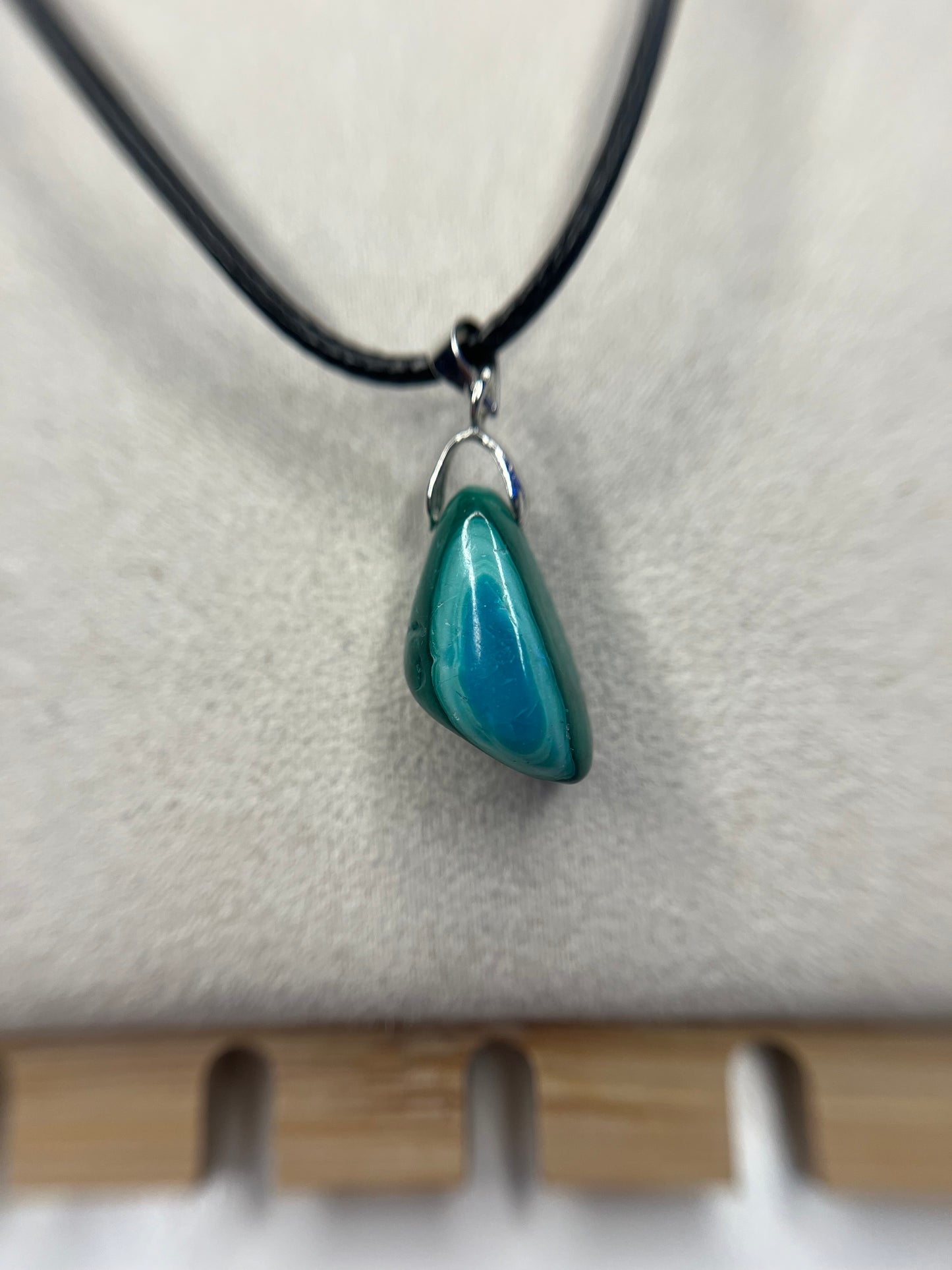 Pendentifs et bague en malachite chrysocolle