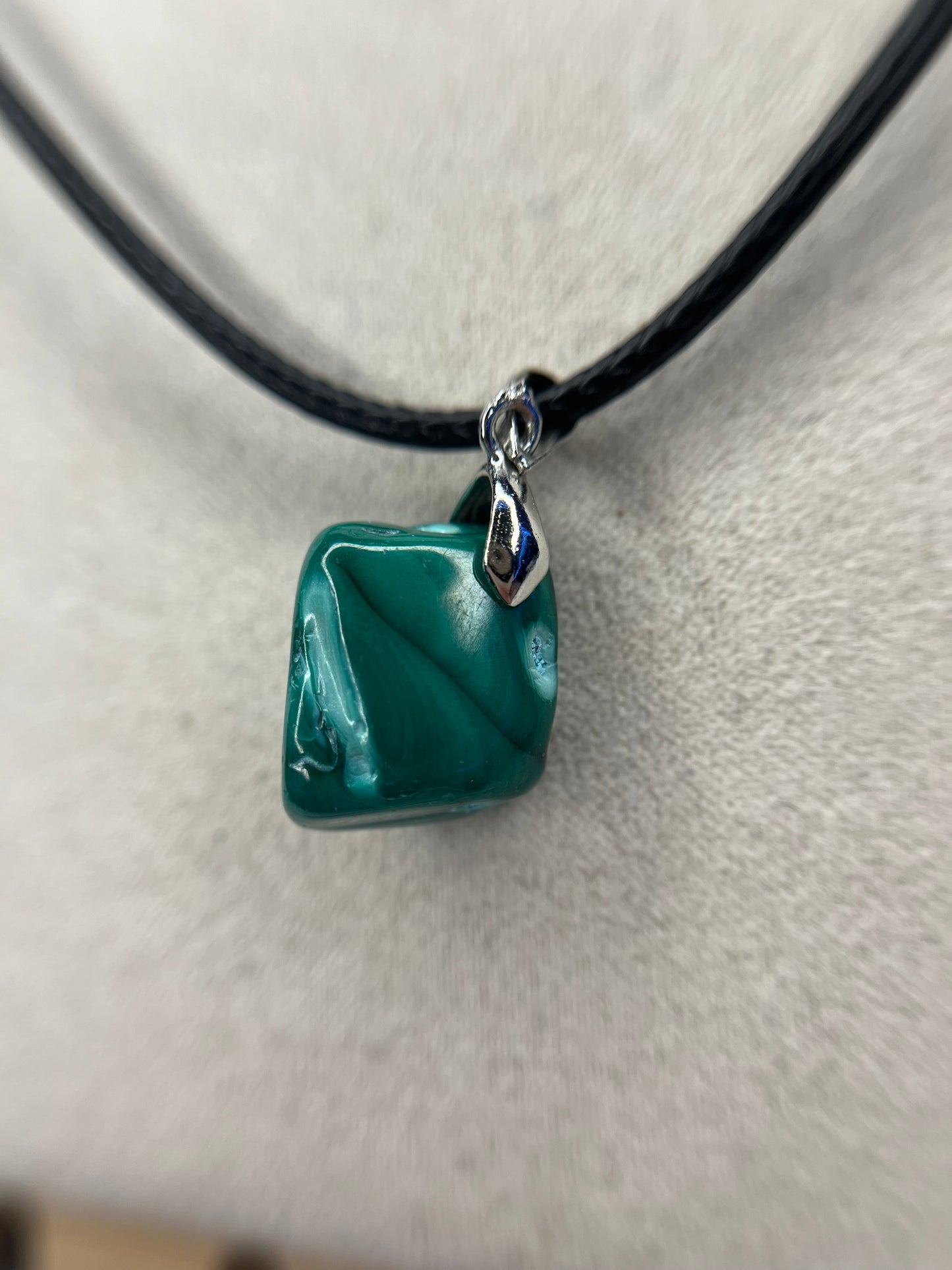 Pendentifs et bague en malachite chrysocolle