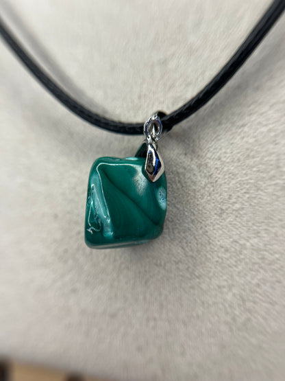 Pendentifs et bague en malachite chrysocolle