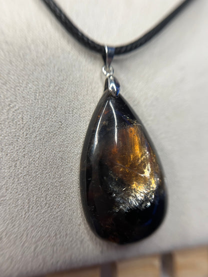 Pendentif en biotite (mica noir)