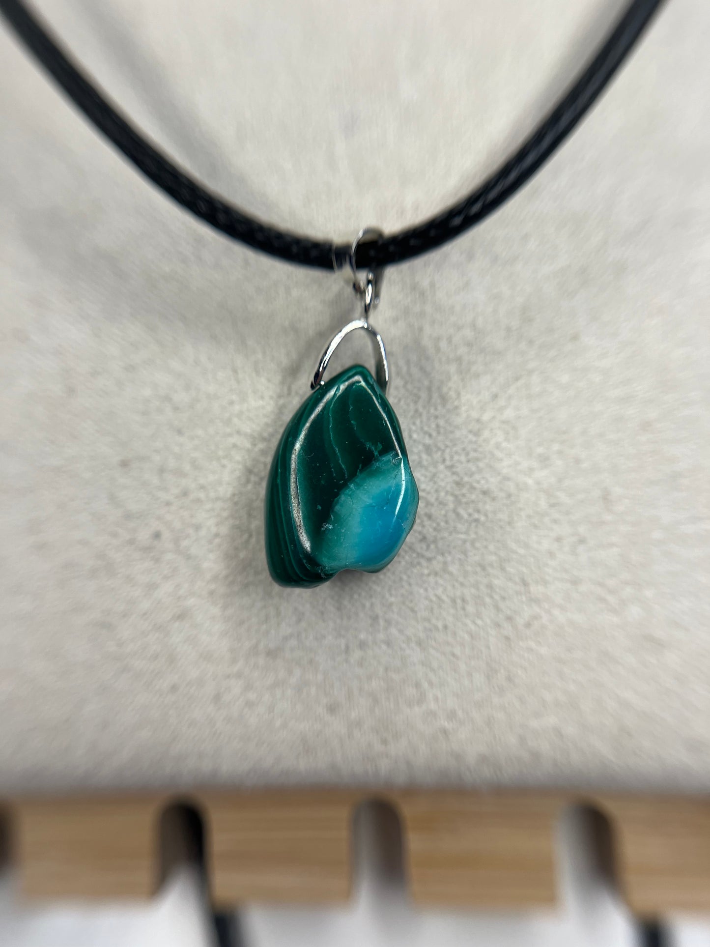 Pendentifs et bague en malachite chrysocolle