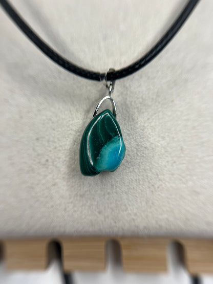Pendentifs et bague en malachite chrysocolle