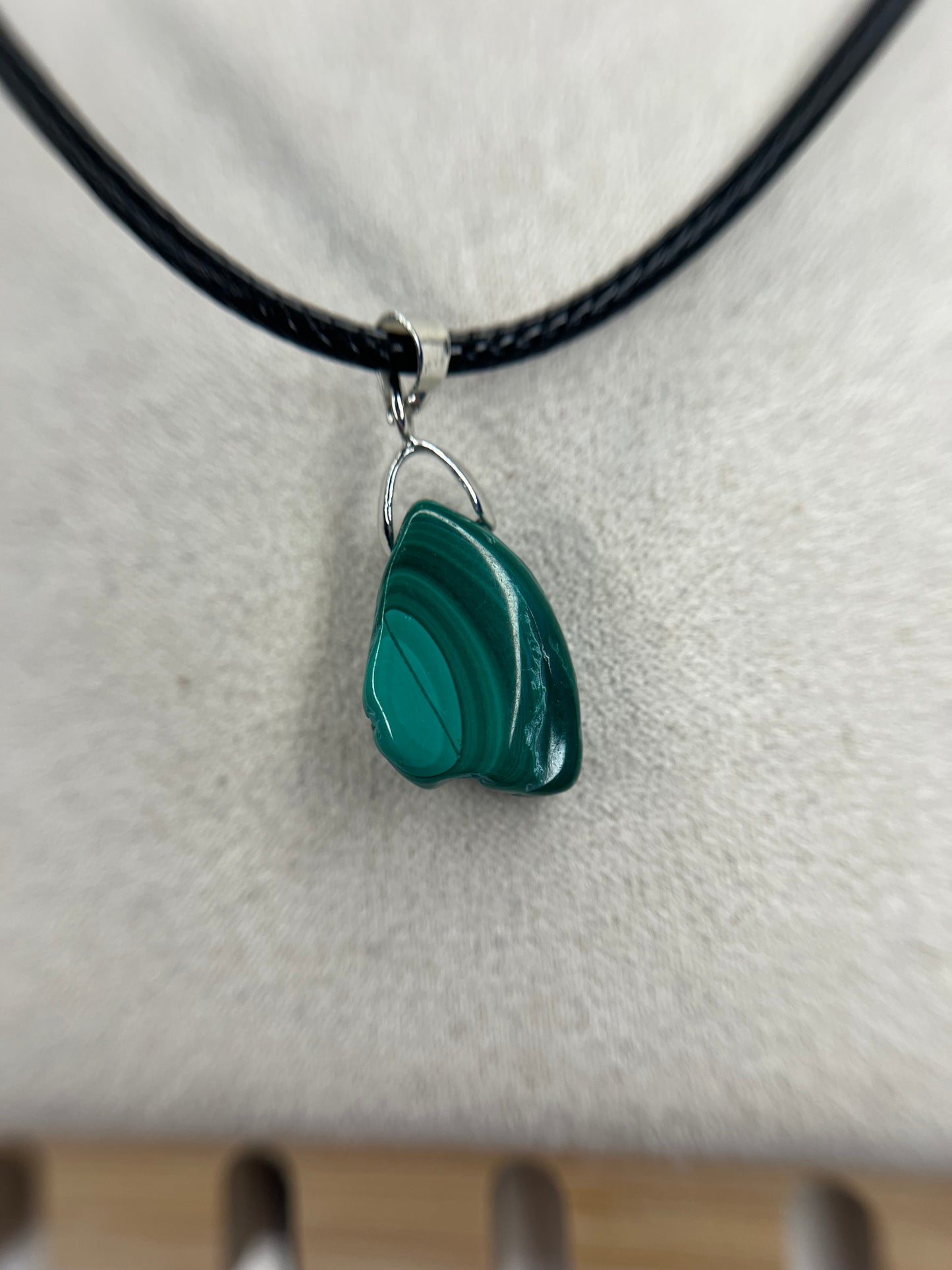 Pendentifs et bague en malachite chrysocolle