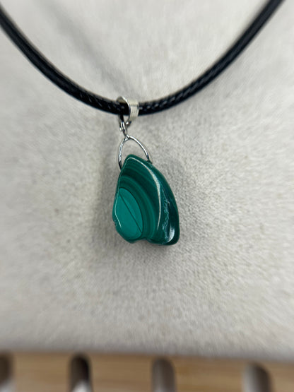 Pendentifs et bague en malachite chrysocolle