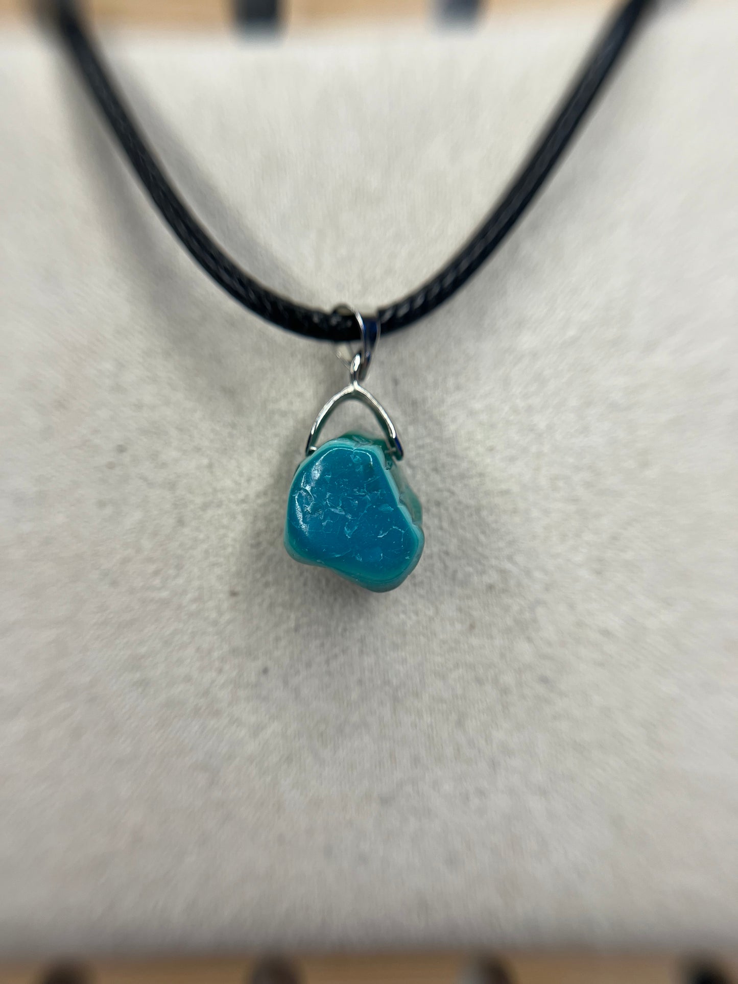 Pendentifs et bague en malachite chrysocolle