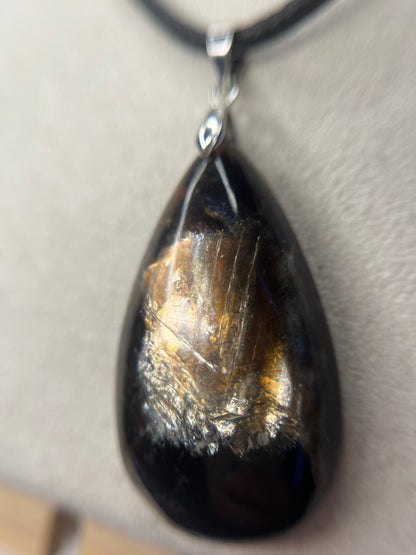 Pendentif en biotite (mica noir)