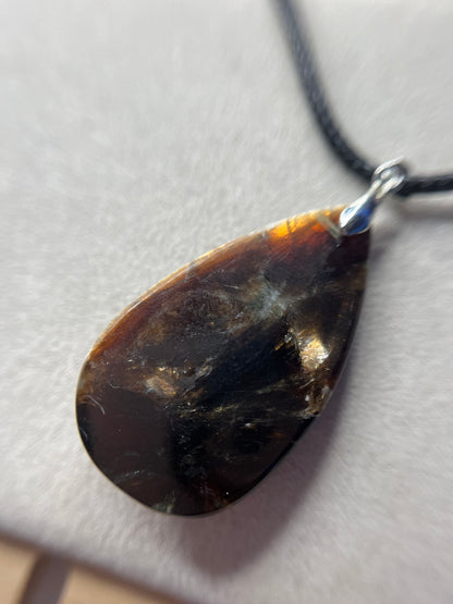 Pendentif en biotite (mica noir)