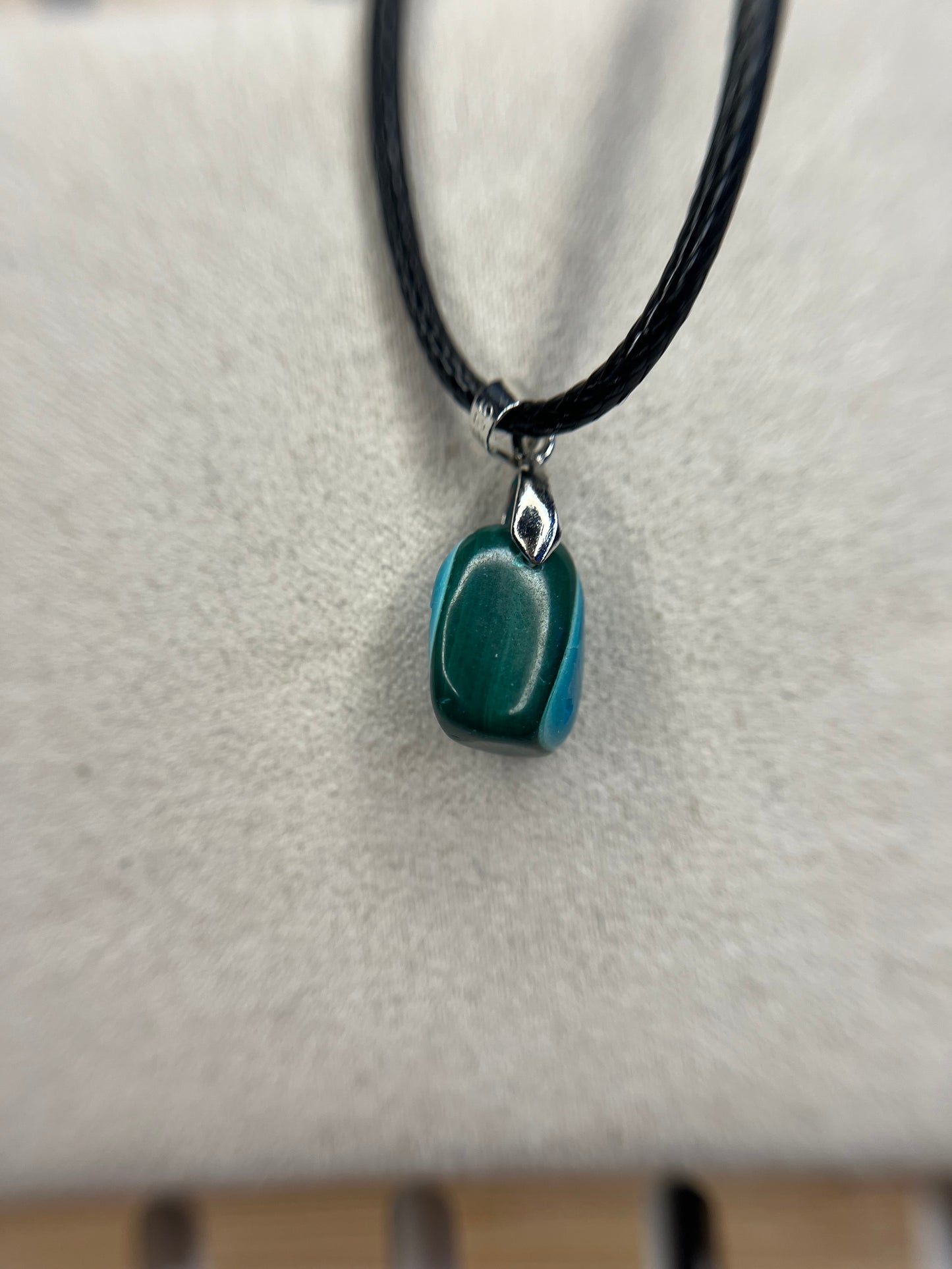 Pendentifs et bague en malachite chrysocolle