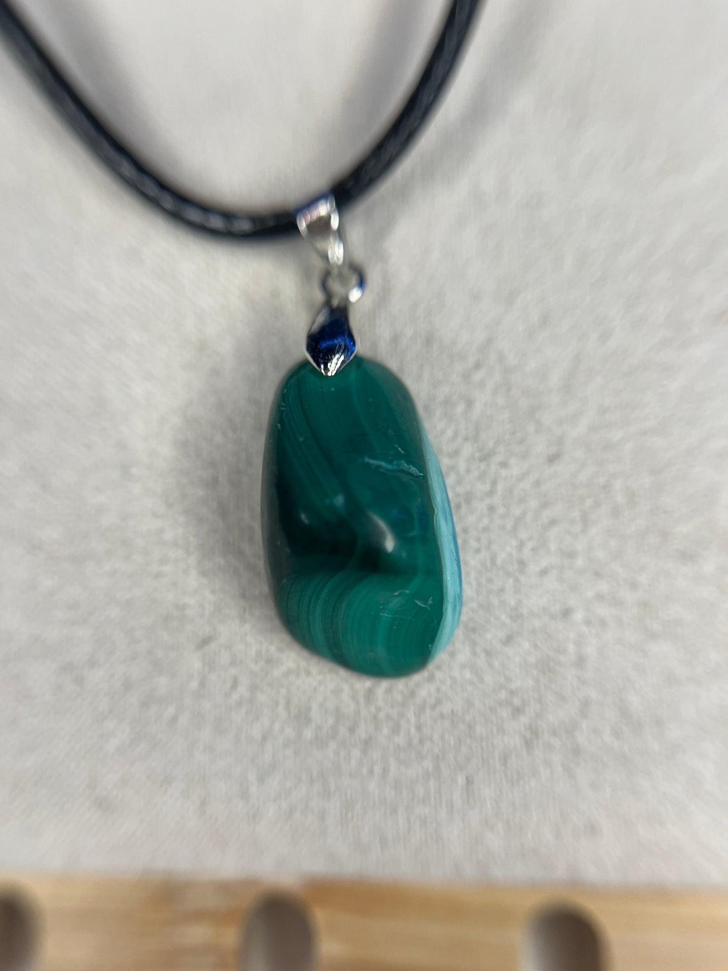 Pendentifs et bague en malachite chrysocolle