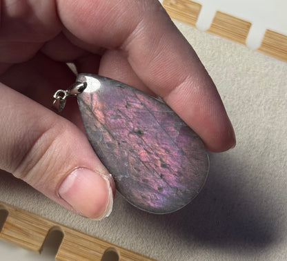 Pendentif en labradorite violette