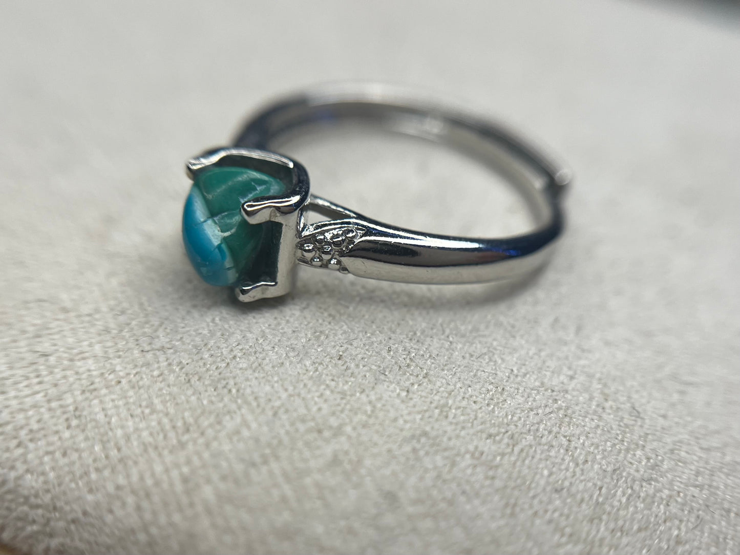 Pendentifs et bague en malachite chrysocolle