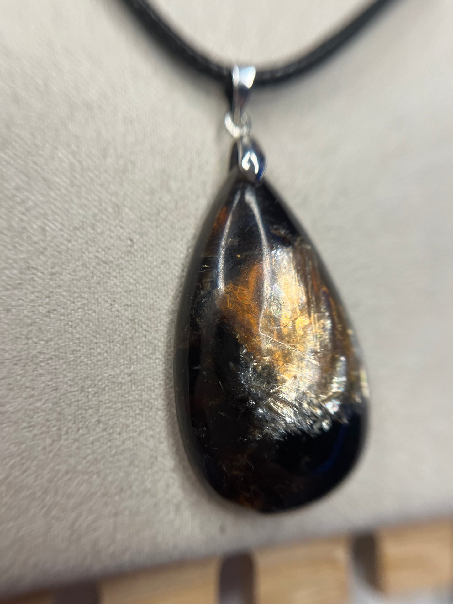 Pendentif en biotite (mica noir)